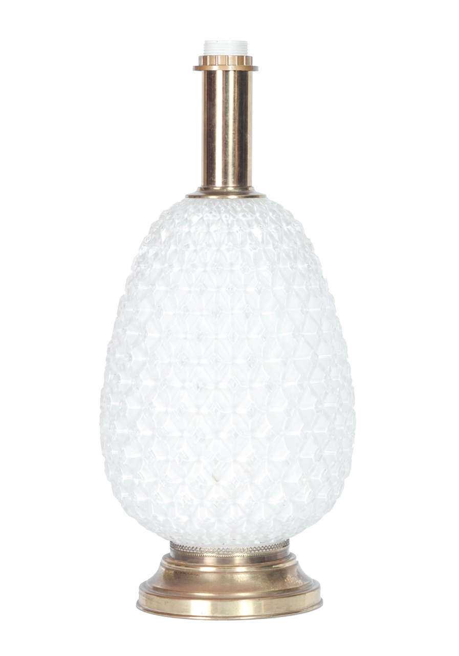 1950s White Opaline Glass and Brass Italian Table Lamp In Excellent Condition For Sale In Milan, IT